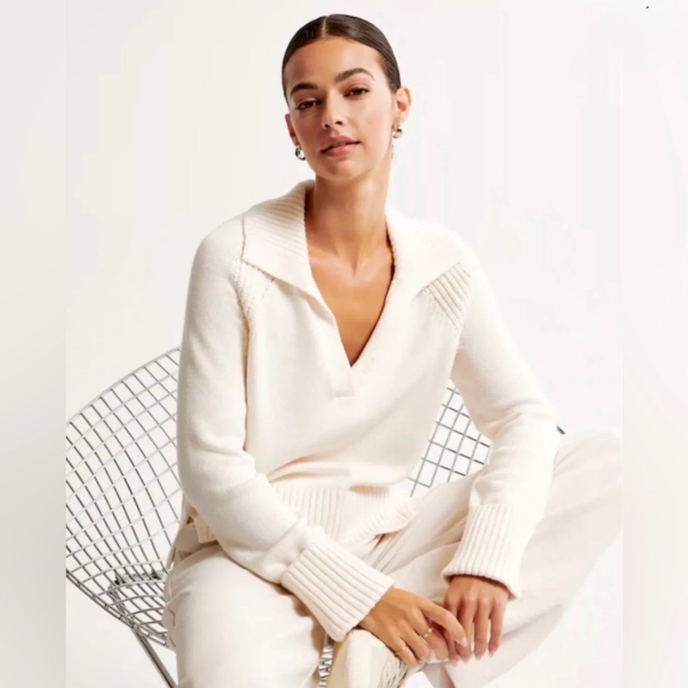 Abercrombie & Fitch Cream V-Neck Sweater